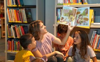 Bibliotheksmitarbeiterin liest Kindern vor